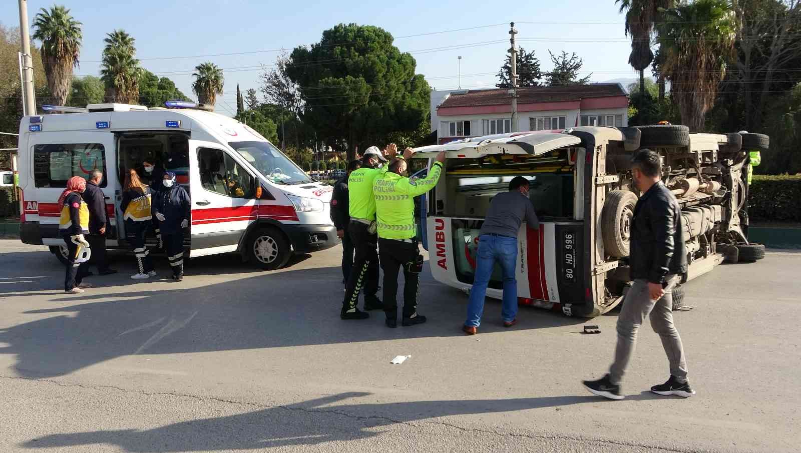 Hasta taşıyan ambulans ile hafif ticari araç çarpıştı: 4 yaralı #osmaniye