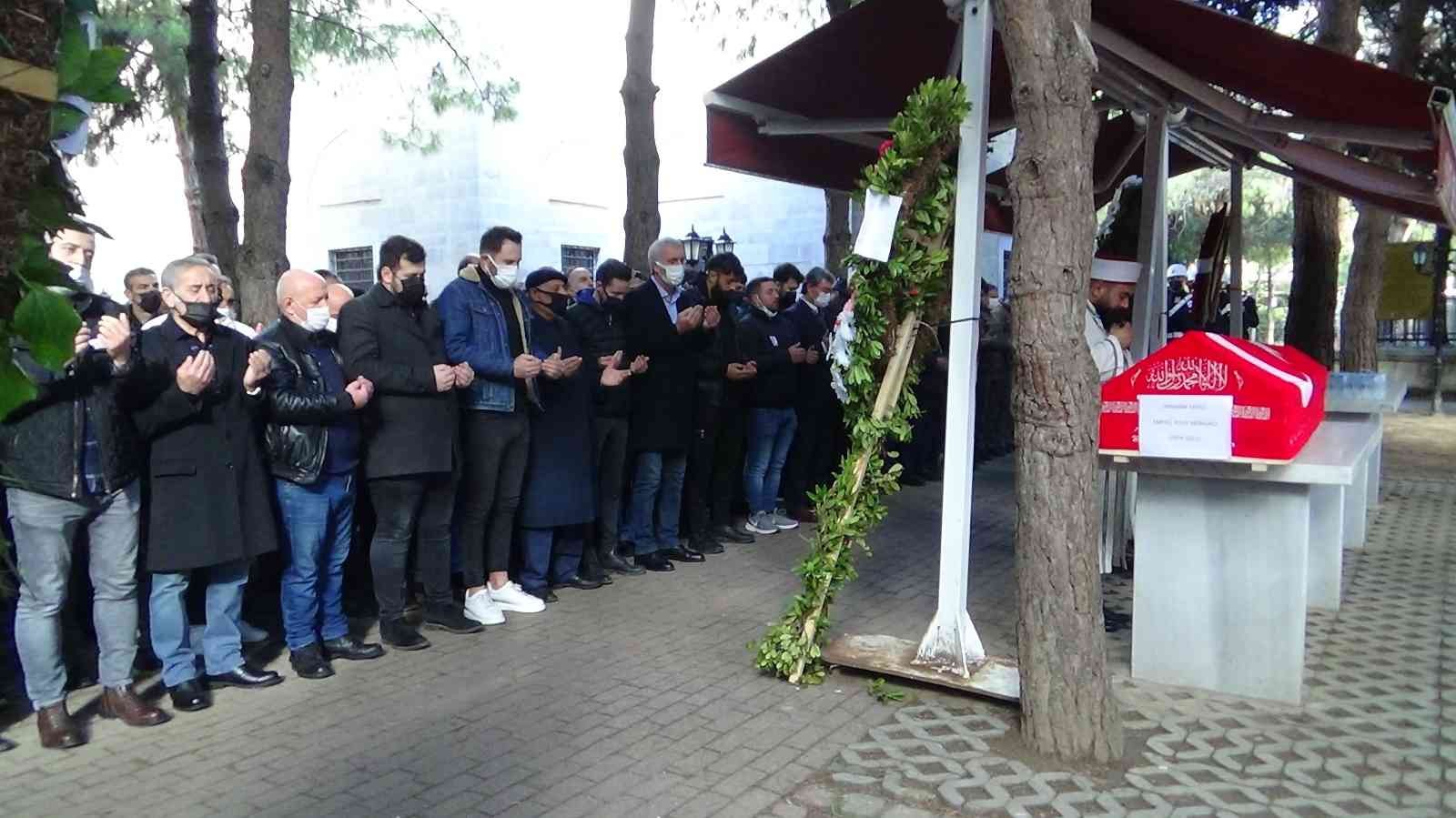 Kalp krizi sonucu hayatını kaybeden emekli polis son yolculuğuna uğurlandı #istanbul
