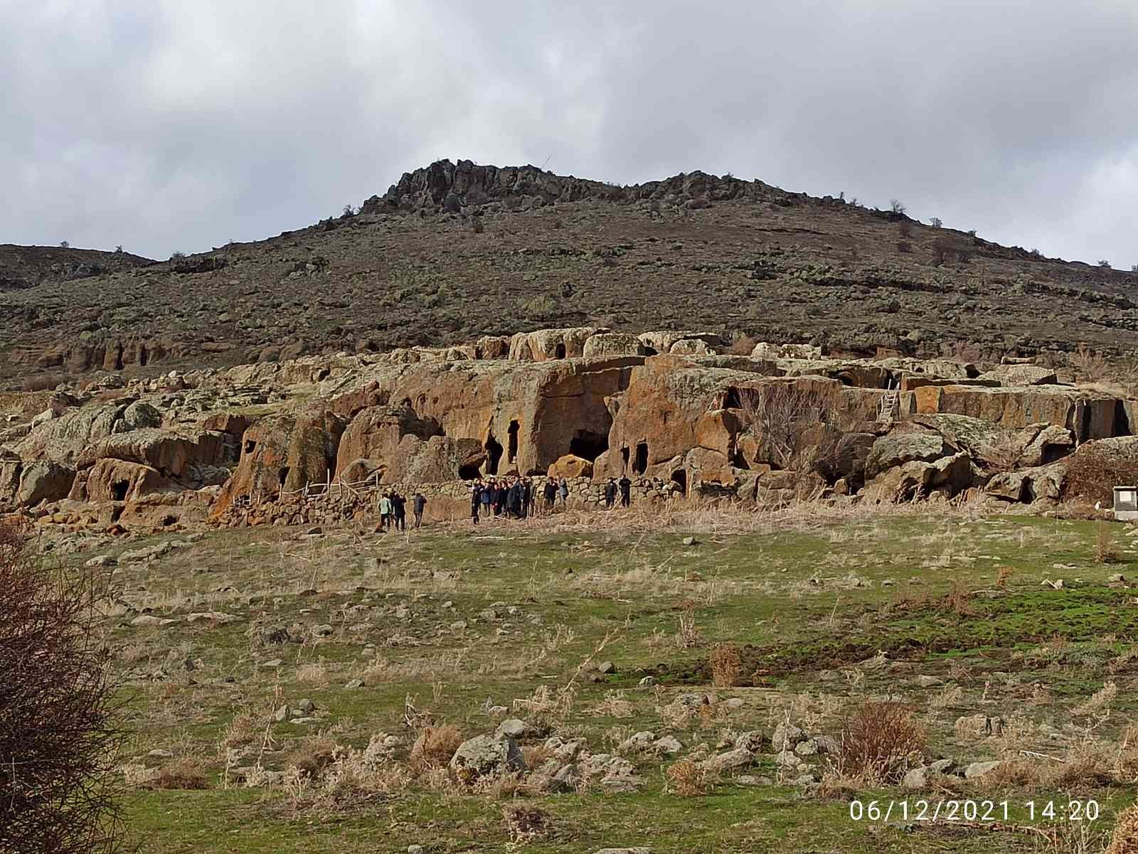 (ÖZEL) Gizemli Bininler Tarihi Kaya Evleri turizme kazandırılıyor #afyonkarahisar