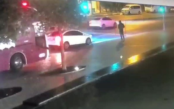 Beyoğlu’nda trafik ışıklarında silahlı saldırı kamerada #istanbul