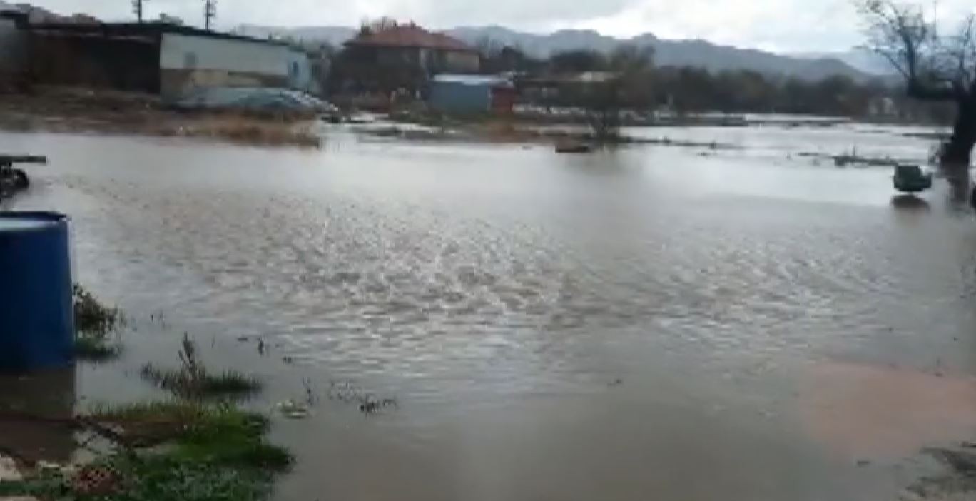 Aşırı yağışlar mahalleyi göle çevirdi #burdur