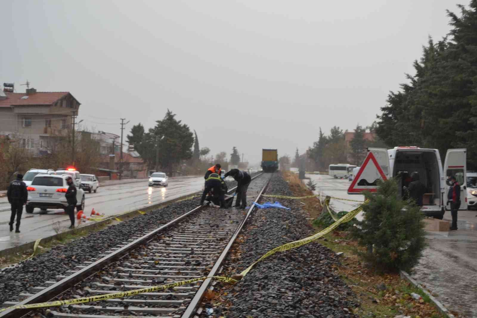 Demiryolundan karşıya geçmek isteyen kadına yük treni çarptı: 1 ölü #burdur