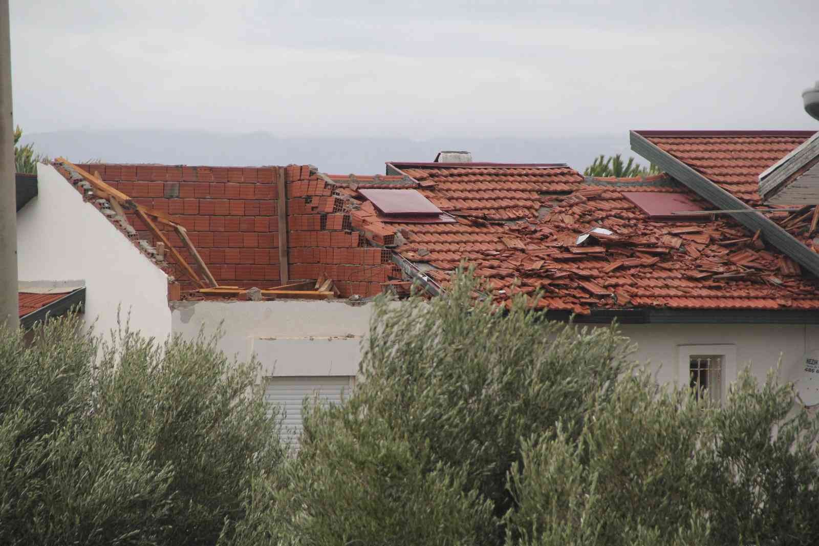 Ünlü tatil merkezi Çeşme’yi hortum vurdu: 20 evin çatısında hasar var #izmir