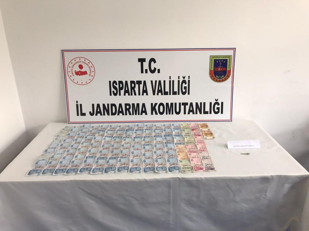 Isparta’da çaldıkları paralar ile yakalanan 3 kişi tutuklandı