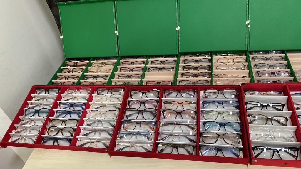 İzmir’de 600 bin TL değerinde kaçak gözlük ve gözlük çerçevesi ele geçirildi #izmir