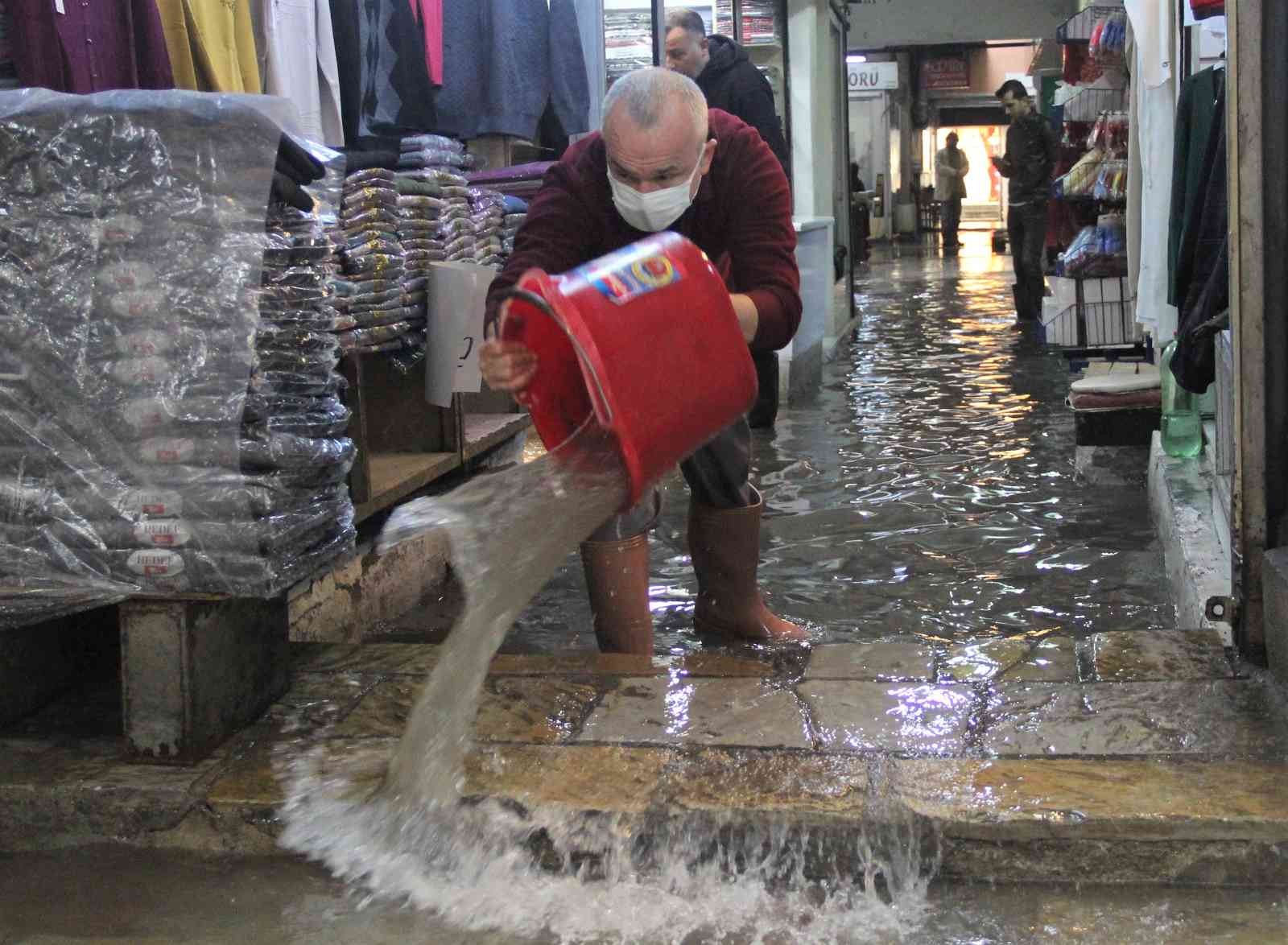 İzmir’de esnafın yağmur suyu çilesi #izmir