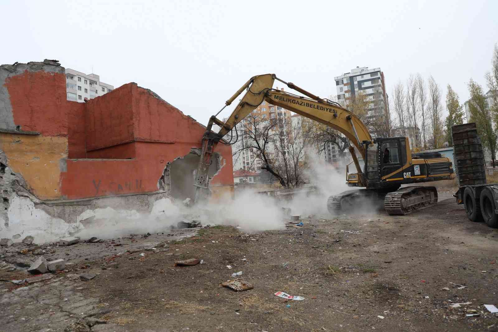 Melikgazi’de tehlike arz eden ve metruk yapılar yıkılıyor #kayseri