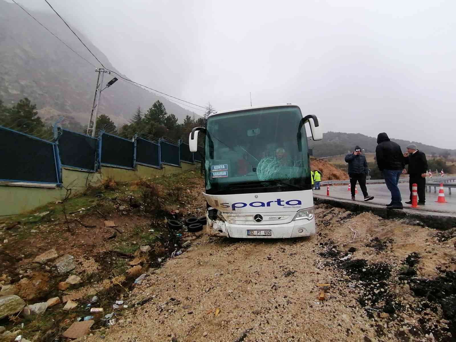 Otobüs yoldan çıktı kaza ucuz atlatıldı #isparta