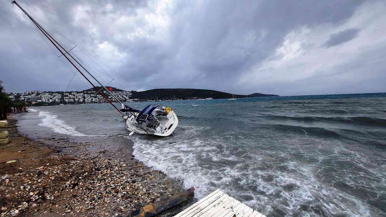 Bodrum’da fırtınanın saatteki hızı 70 kilometreye ulaştı; dalgalar sahilleri dövdü, bir tekne sahile vurdu #mugla