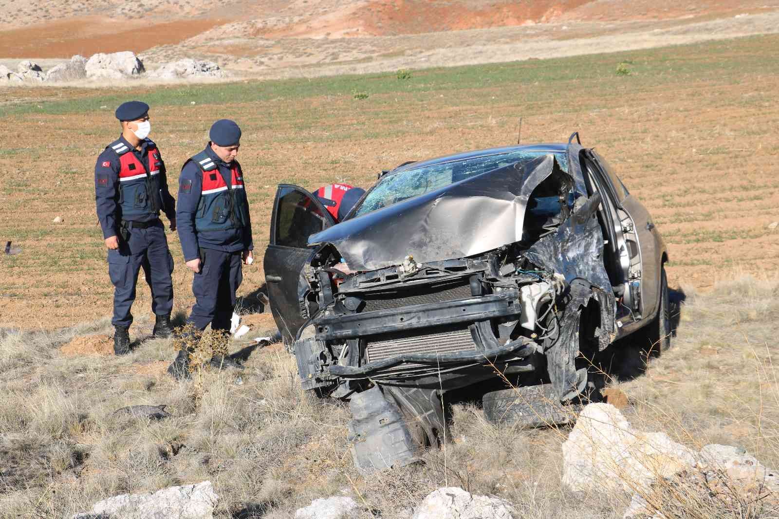 Otomobil şarampole devrildi: 3’ü ağır 4 yaralı #sivas