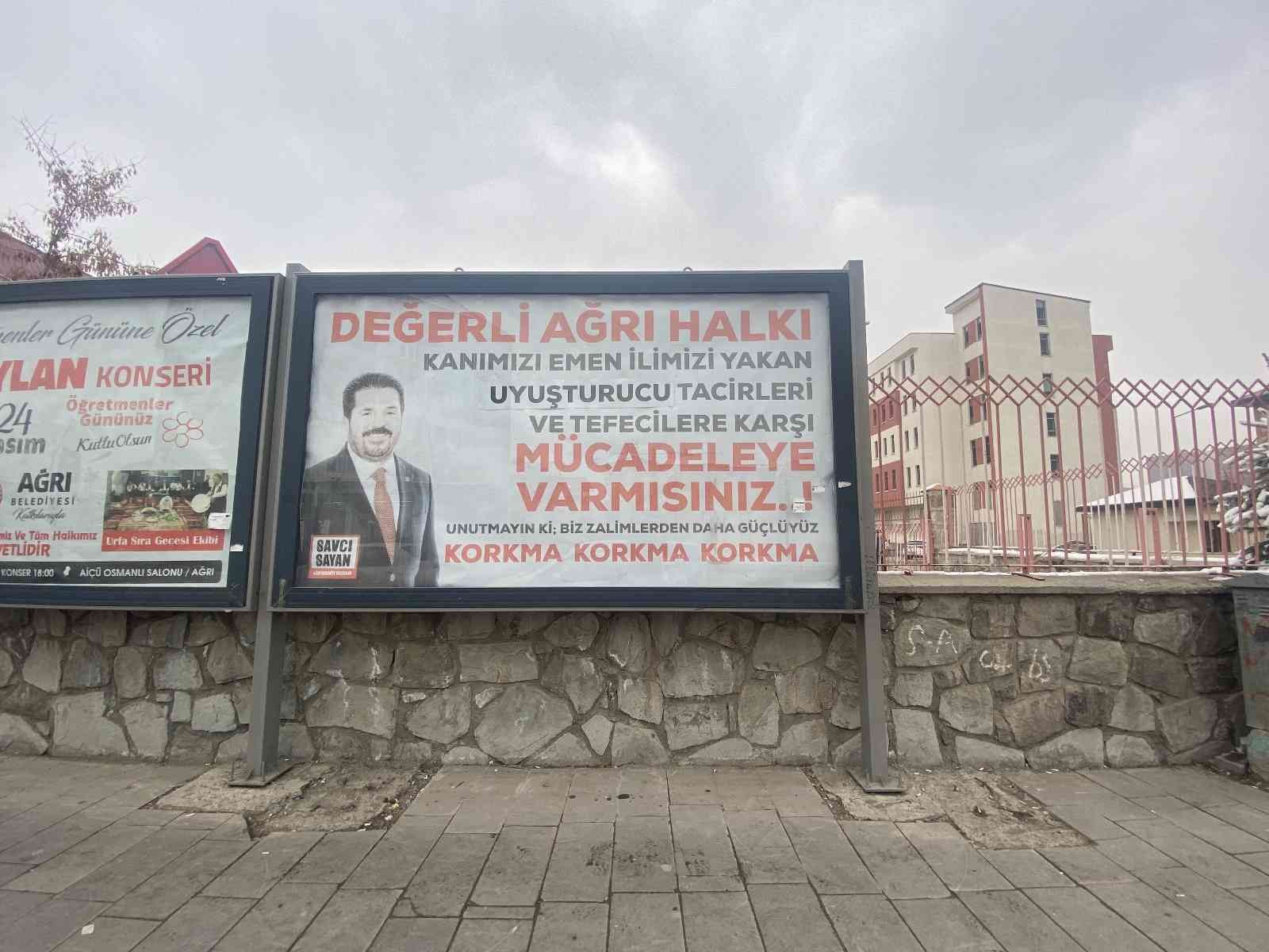 Başkan Sayan, uyuşturucu ile mücadeleye dikkat çekmek için afişler astırdı #agri