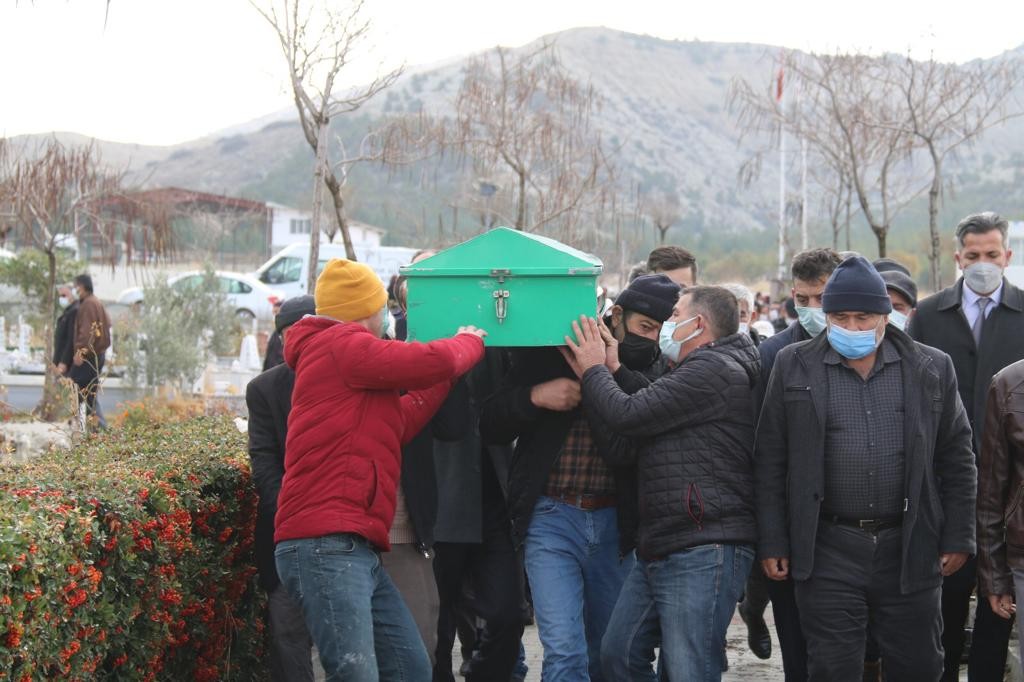 Tren kazasında hayatını kaybeden anne toprağa verildi #burdur