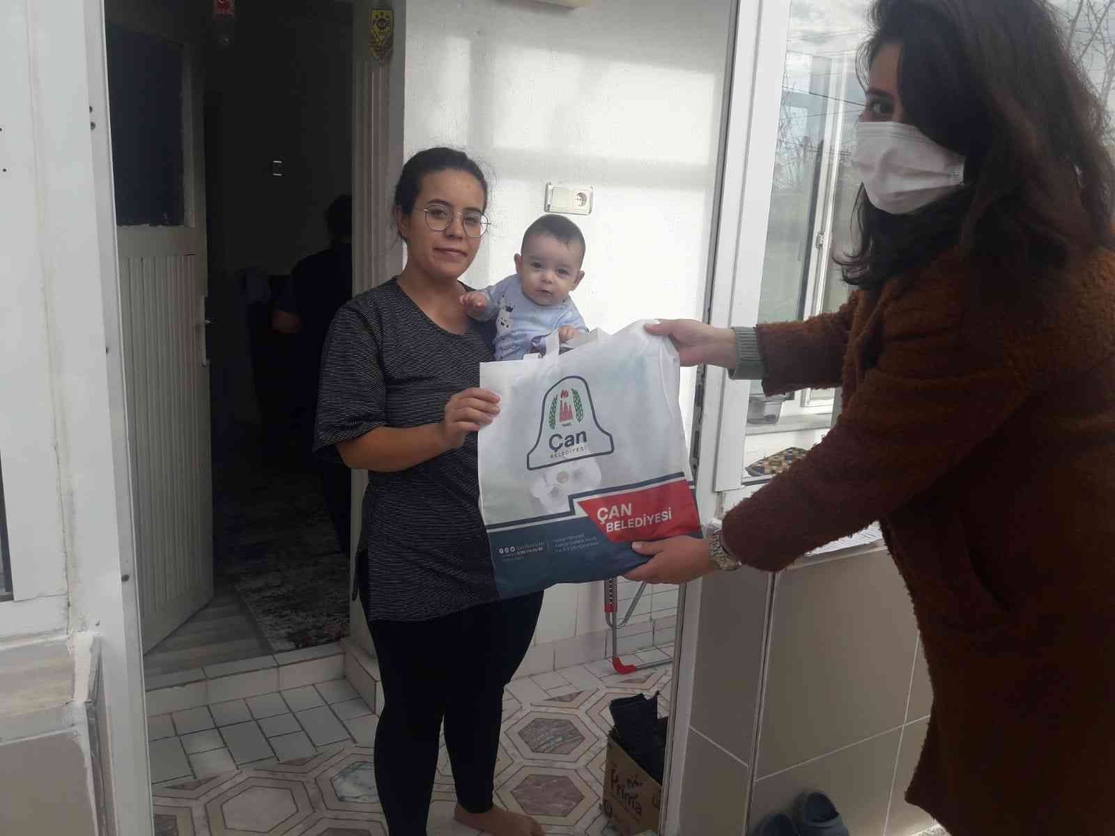 Çan Belediyesi yeni bebek sahibi olan ailelerin sevincine ortak oluyor #canakkale