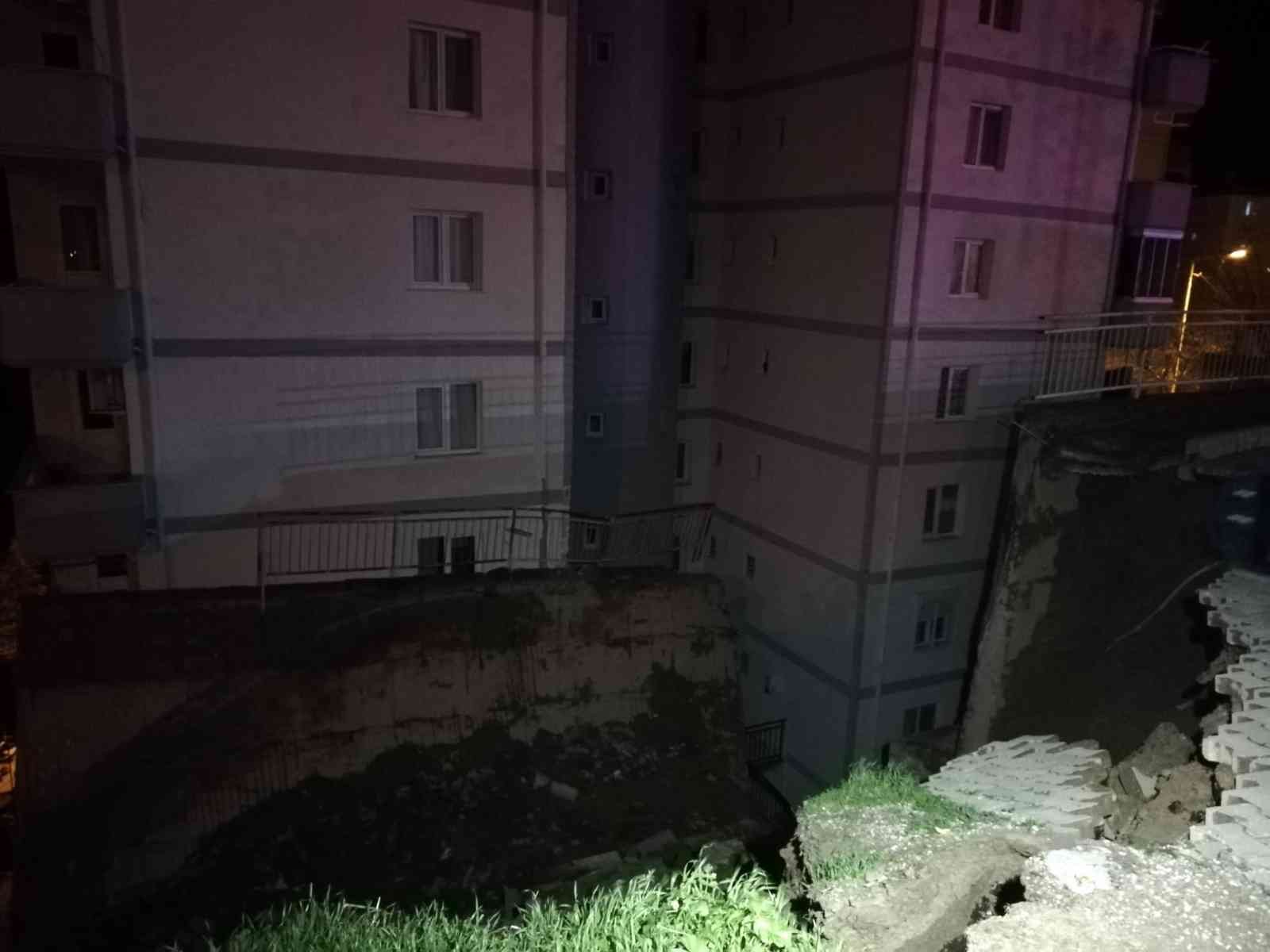 8 bloktan oluşan sitenin istinat duvarı yıkıldı: 88 daire tahliye edildi #izmir
