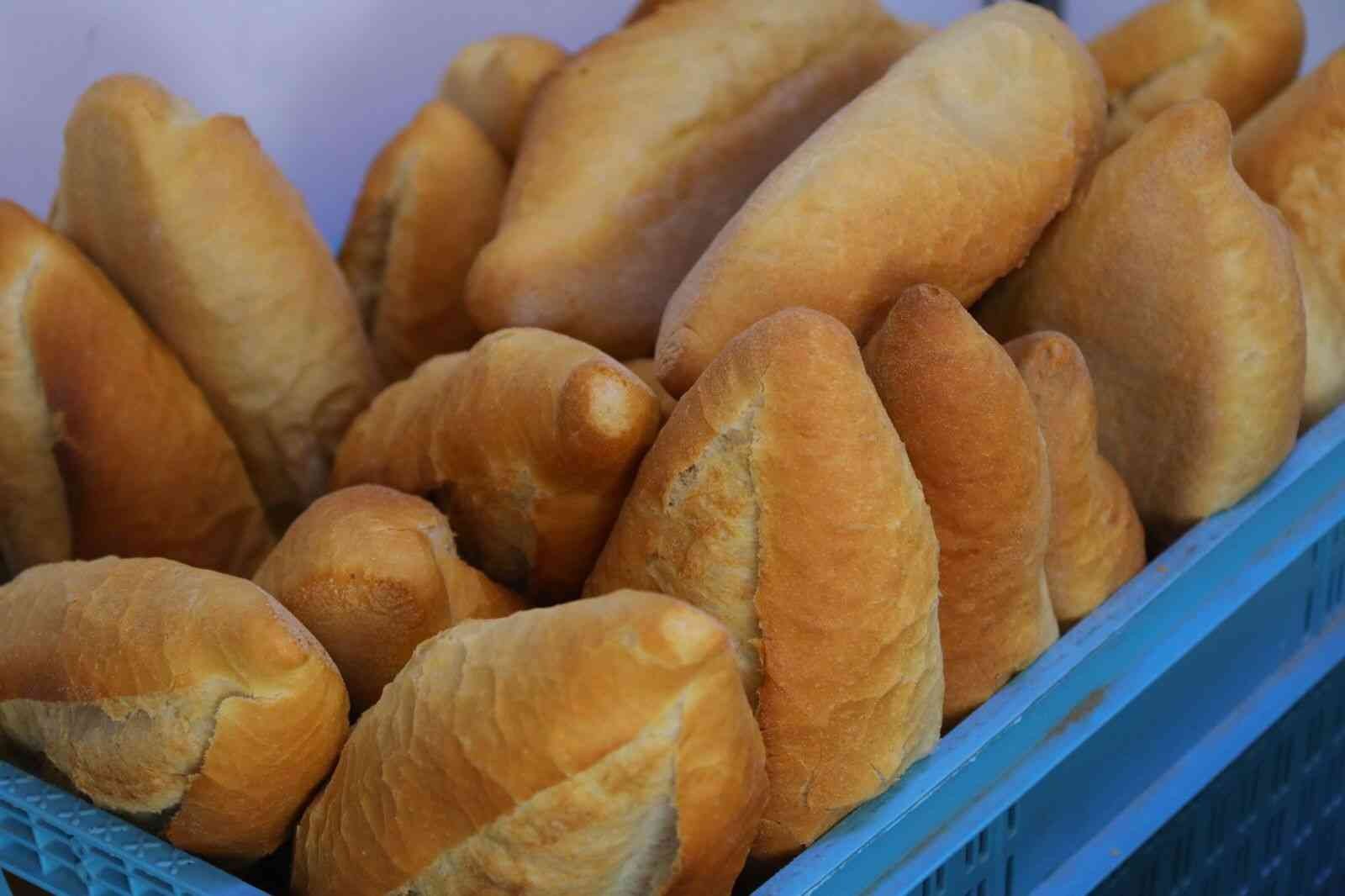 Selçuk’ta buğdaylar ekmeğe dönüştü, ücretsiz vatandaşlara ulaştırılıyor #izmir