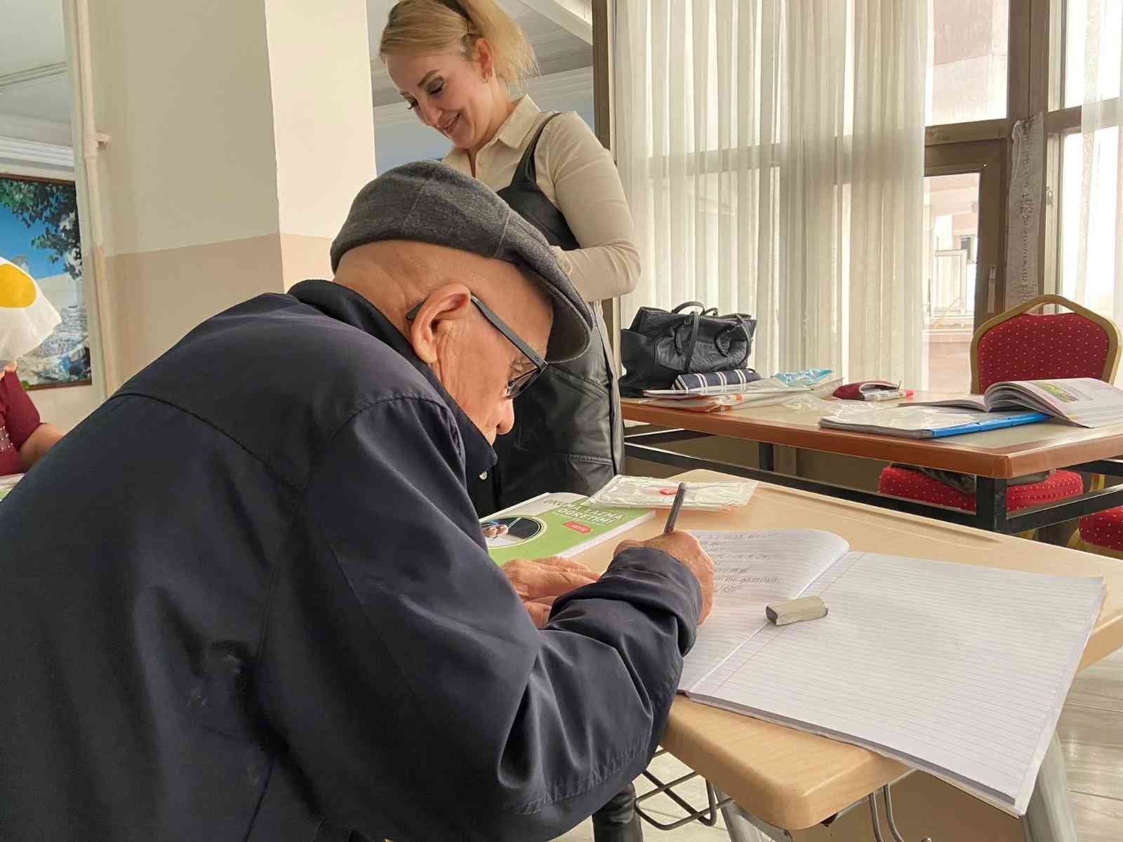 Huzurevindeki yaşlılar okuma yazma öğreniyor #ankara