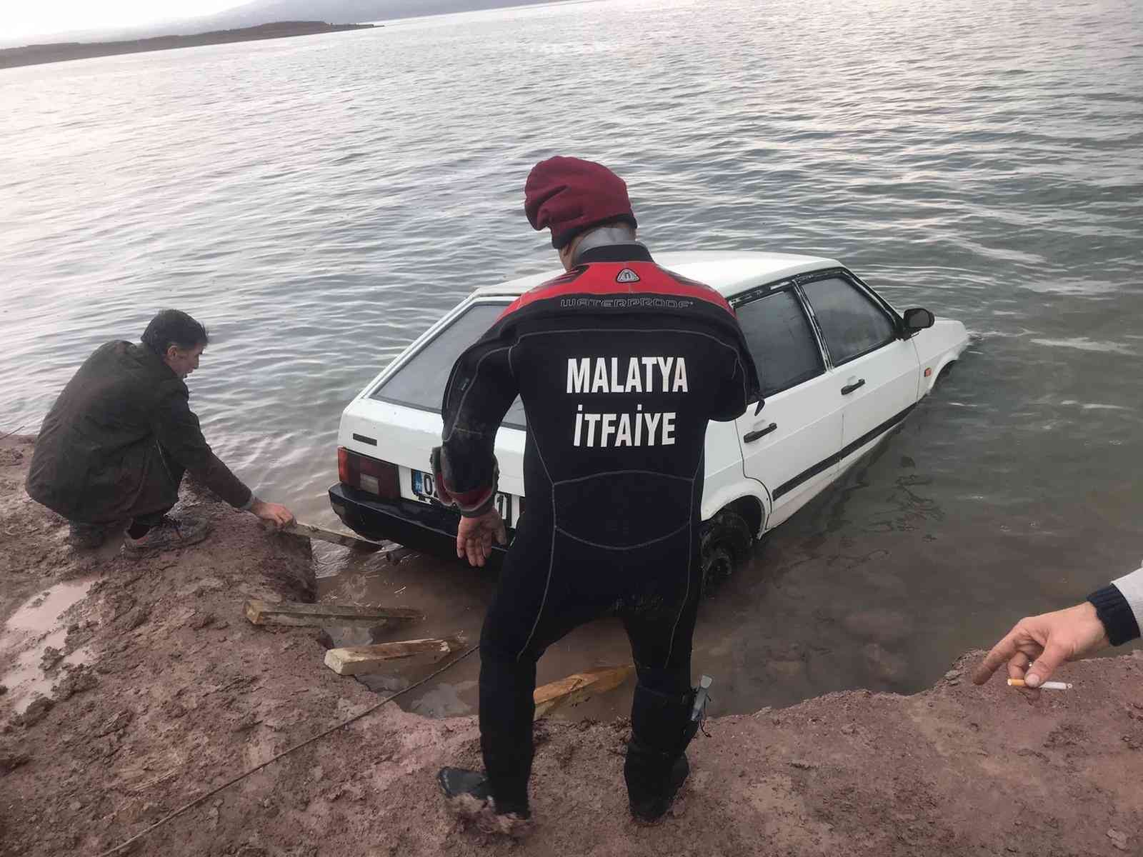 El freni çekilmeyen otomobil baraja uçtu #malatya