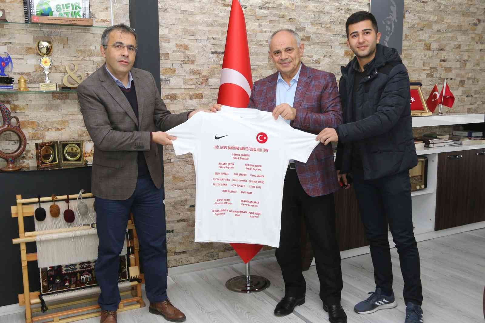 Türkiye Ampute Futbol Milli Takımı’ndan Yahyalı’ya anlamlı hediye #kayseri
