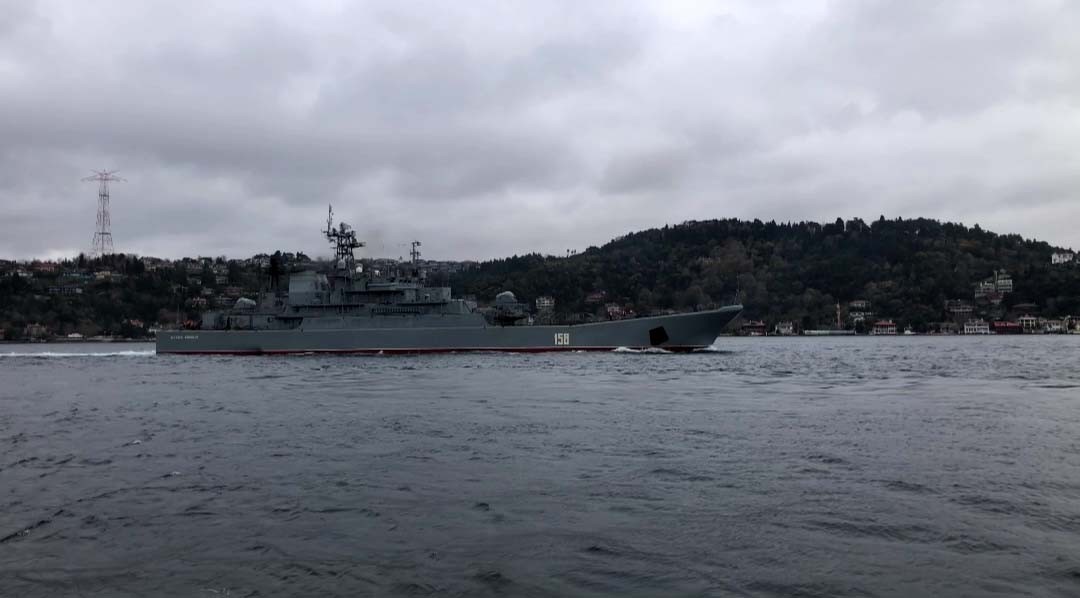 Rus savaş gemisi “Caesar Kunikov” İstanbul Boğazı’ndan geçti #istanbul