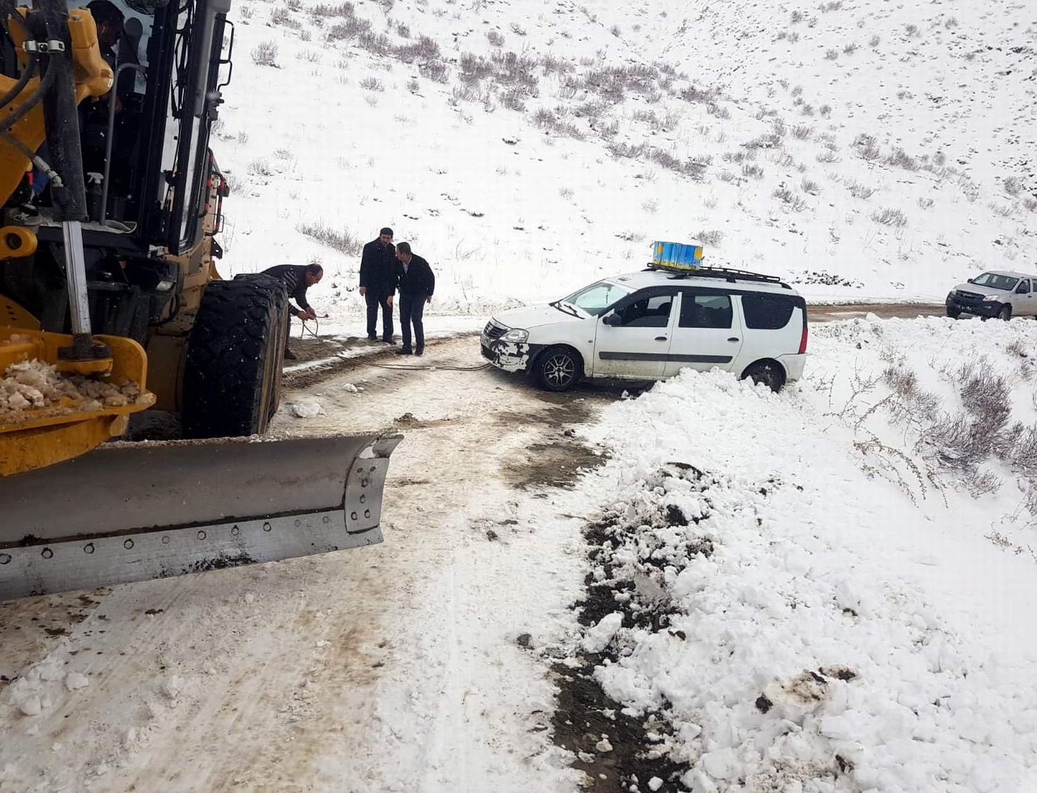 Siirt’te kar yağışı nedeniyle yolda mahsur kalan araçlar kurtarıldı #siirt
