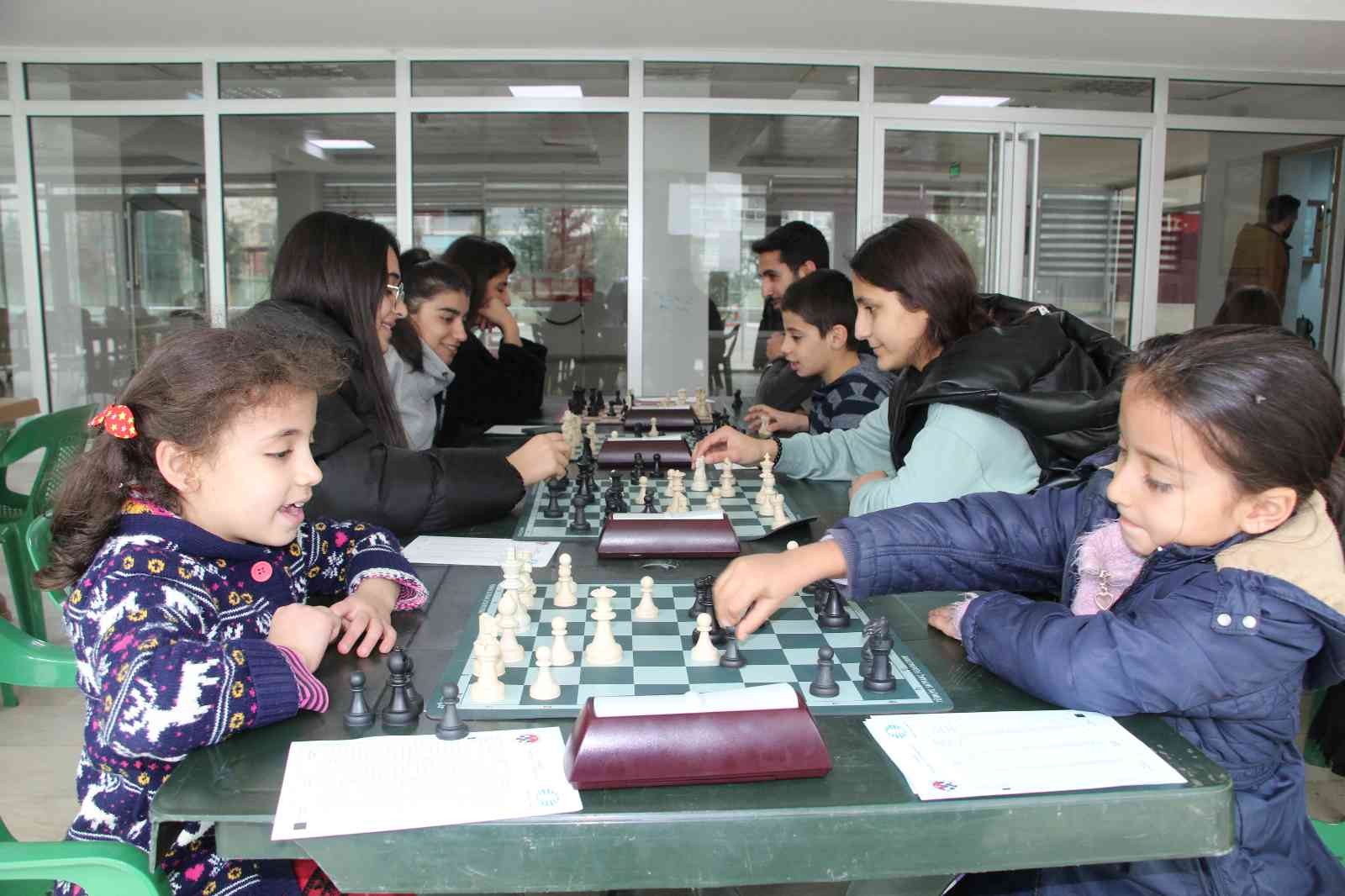Yeni atanan öğretmen, kızının satrançta başarılı olması için Siirt’i tercih etti #siirt