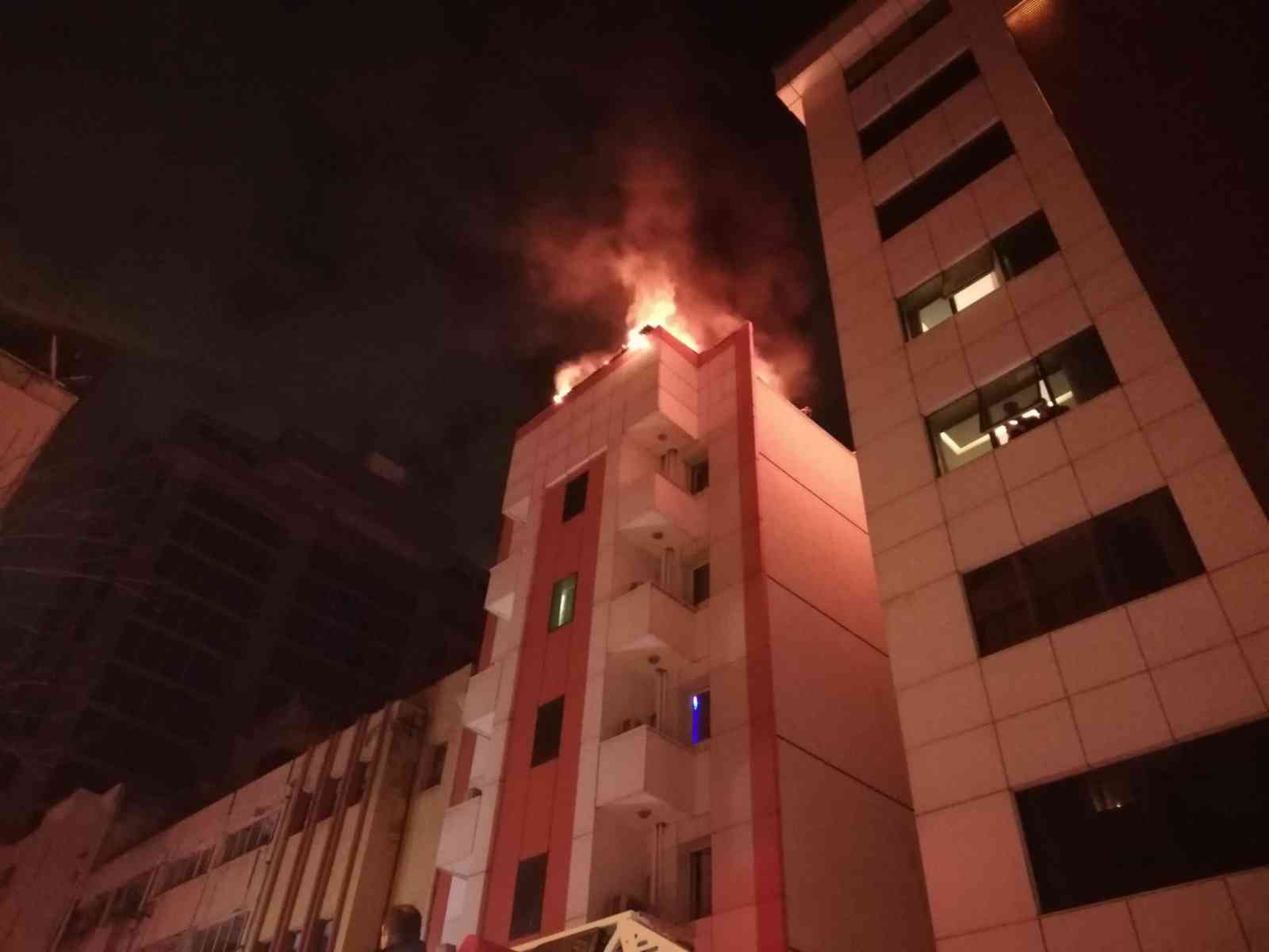İzmir’de 5 katlı otelde yangın paniği, müşteriler tahliye edildi #izmir