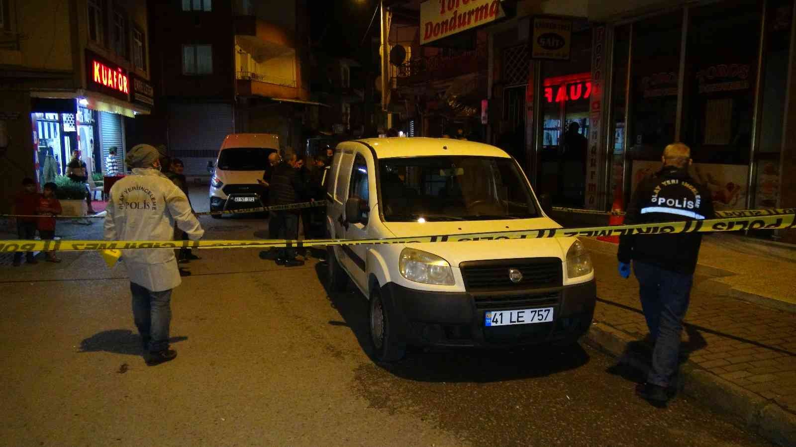 İki grubun pompalı tüfekli kavgası yoldan geçen kadını yaraladı #kocaeli