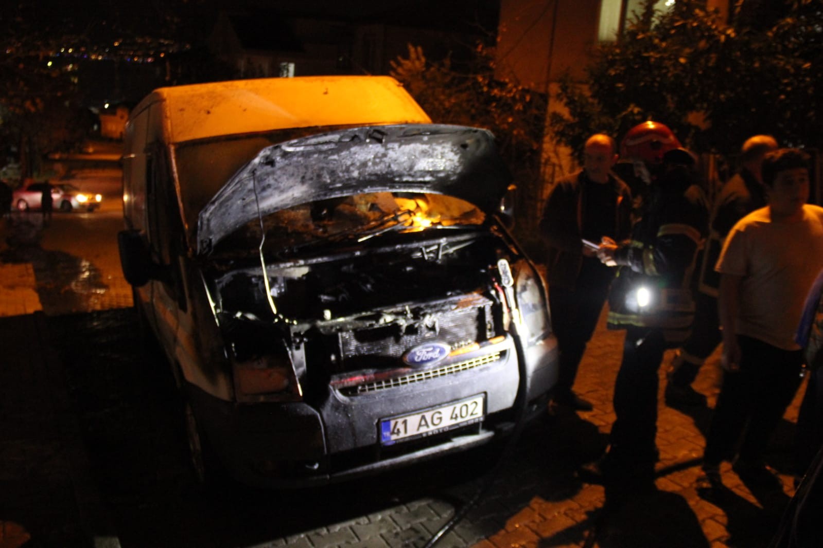 Motoru alevler içinde kalan ticari araç korkuttu #kocaeli