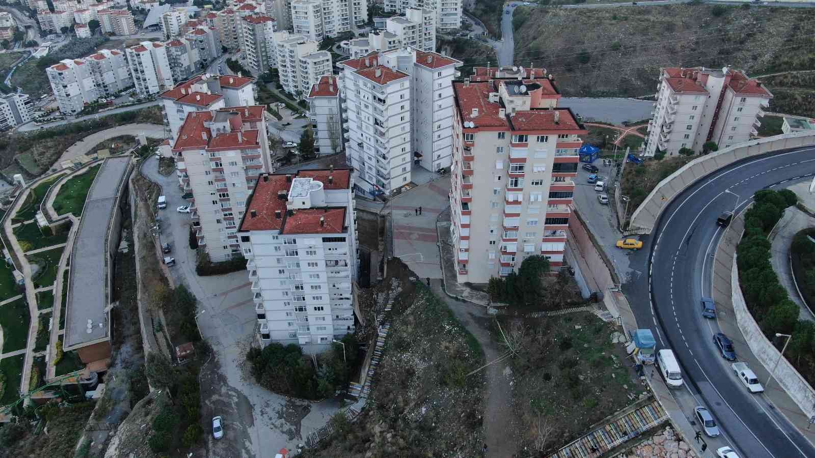 İzmir’de yıkılan istinat duvarının bilançosu havadan görüntülendi: 88 daire tahliye edildi #izmir