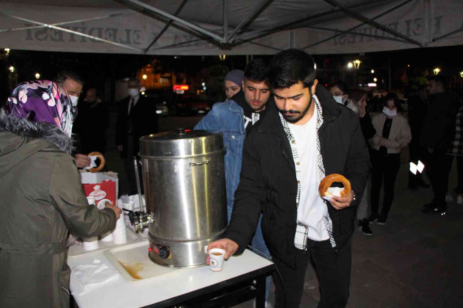 Amasya Üniversitesinde gece ders çalışan öğrencilere ücretsiz çay, simit ve çorba ikramı #amasya