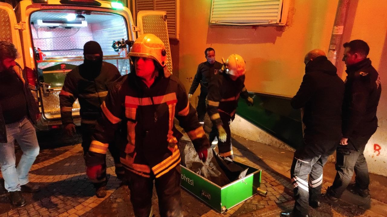 Kuşadası’nda ısınmak için sığındıkları evde ateş yakan 2 kişi yanarak hayatını kaybetti #aydin