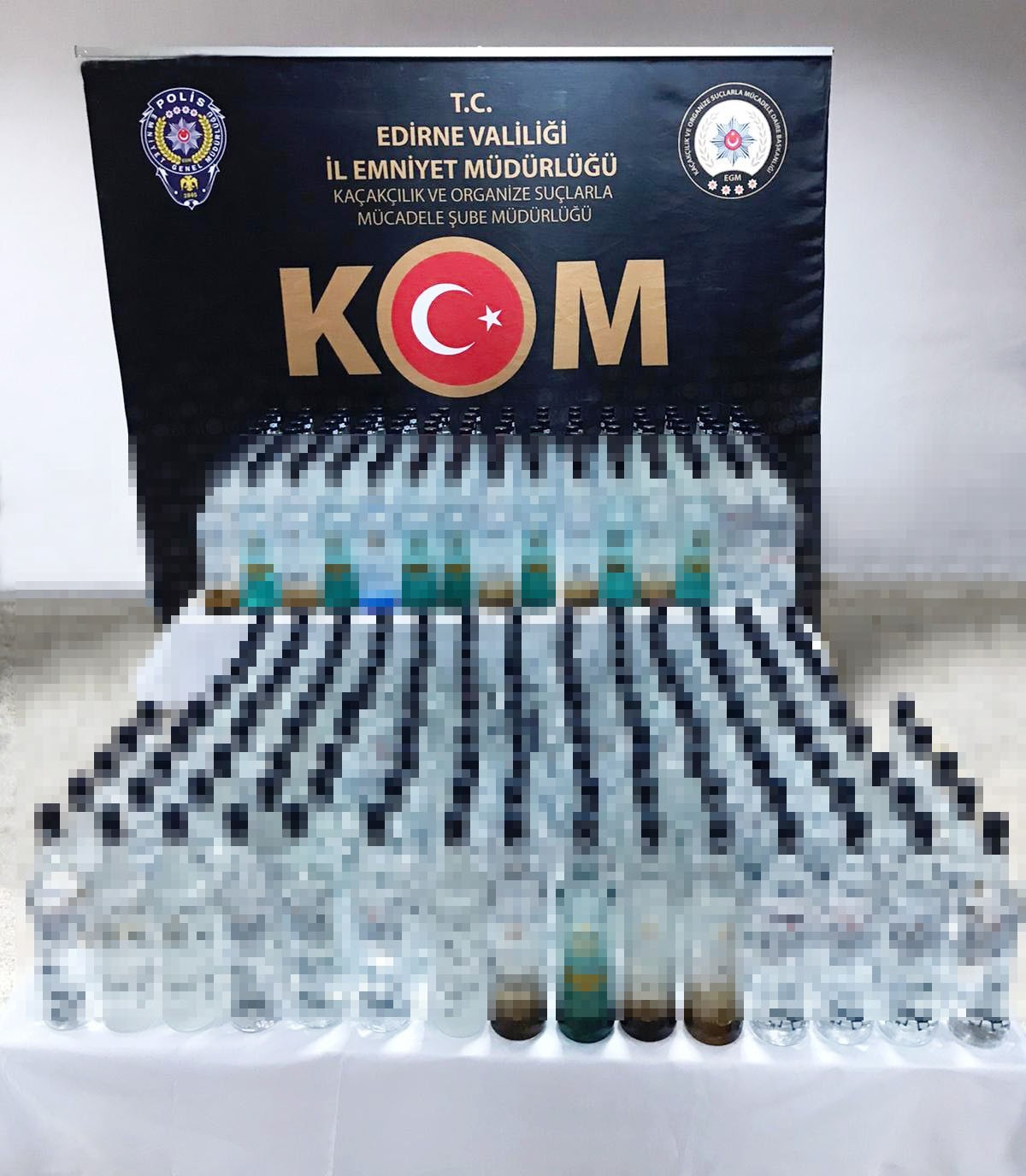 Edirne’de durdurulan otomobilde 260 şişe kaçak içki yakalandı #edirne