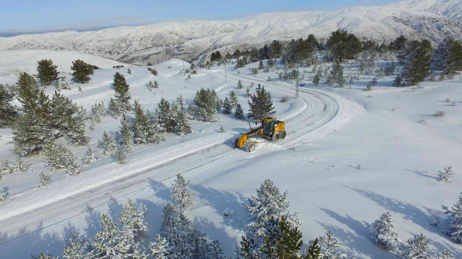 Erzincan’da kar ve tipiden kapanan 31 köy yolu ulaşıma açıldı #erzincan