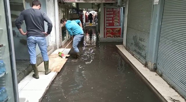 Sağanak yağmur İzmir’i göle çevirdi #izmir