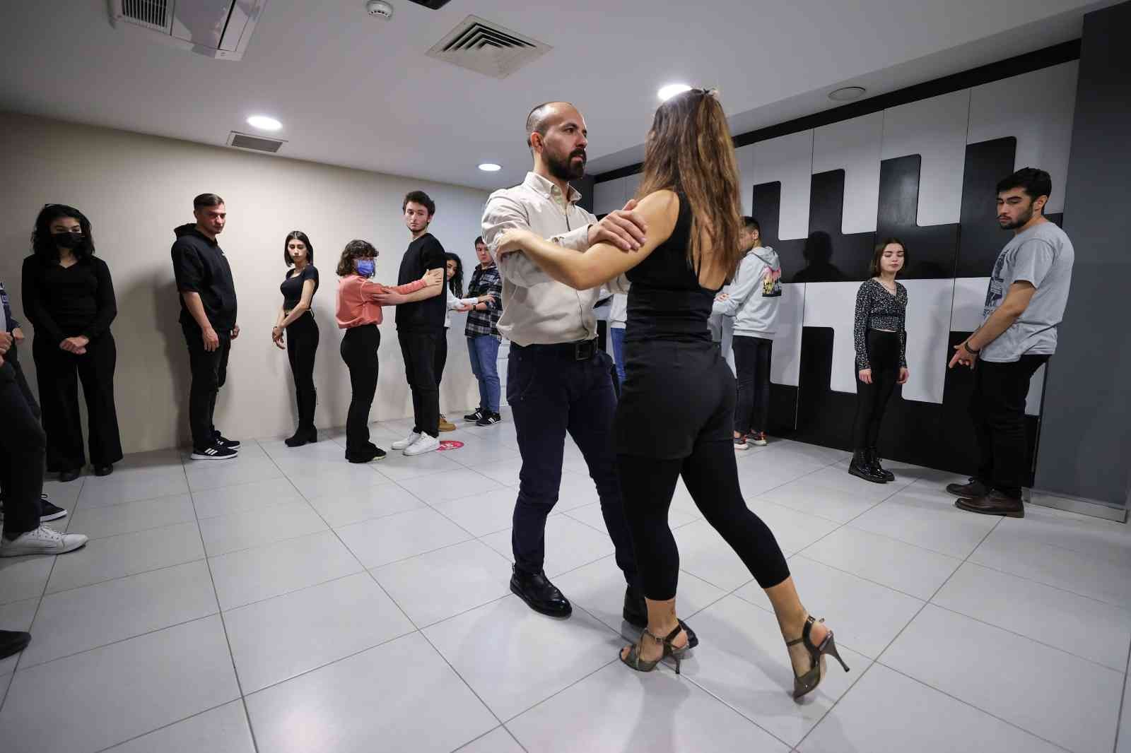 Tarık Akan Gençlik Merkezi’nde dans kurslarına büyük ilgi #izmir