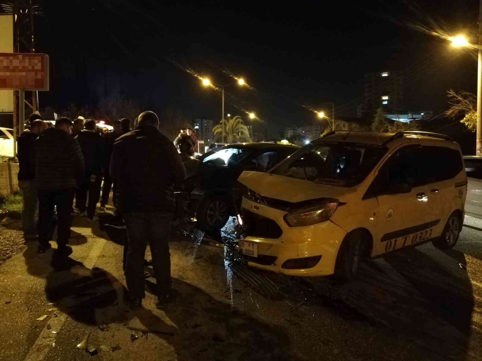 Adana’da otomobil ile ticari taksi çarpıştı: 5 yaralı #adana
