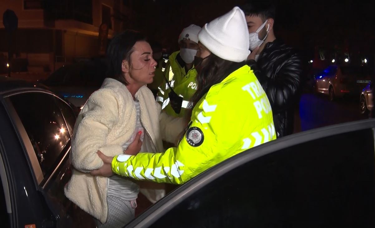 Alkollü Rus kadın kendini otomobile kilitledi, polise zor anlar yaşattı #antalya