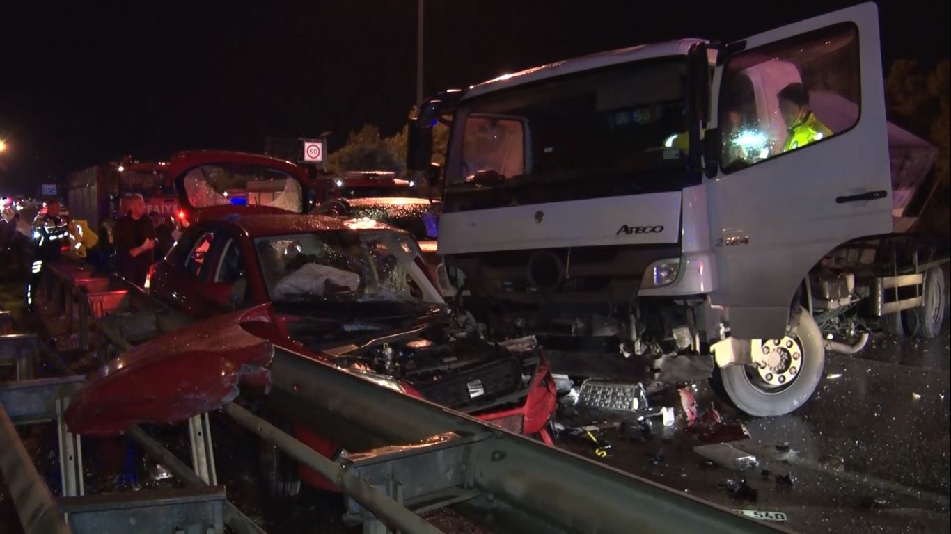 Kontroldan çıkan kamyon karşı şeride geçti: 1 ölü, 1’i ağır 4 yaralı #antalya