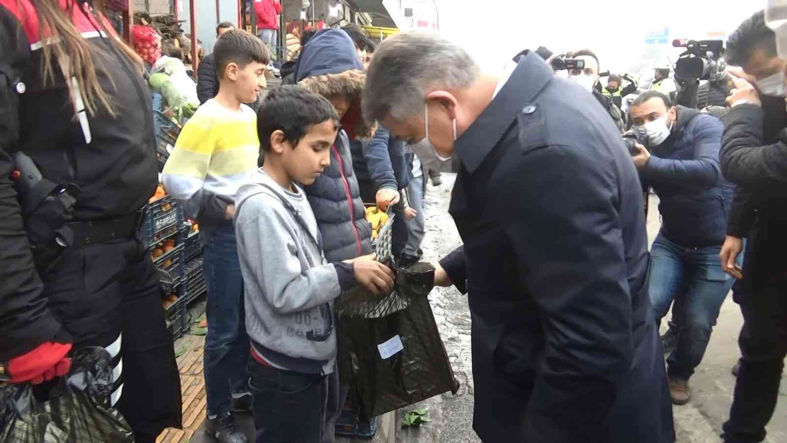 Taş atan çocuklara dokunularak topluma kazandırılıyor #diyarbakir