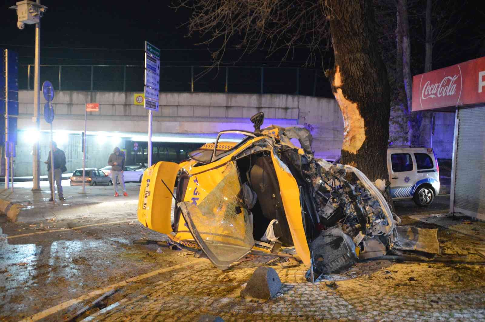 Babasının çalıştığı ticari taksisi ile ağaca çarpan genç hayatını kaybetti #istanbul