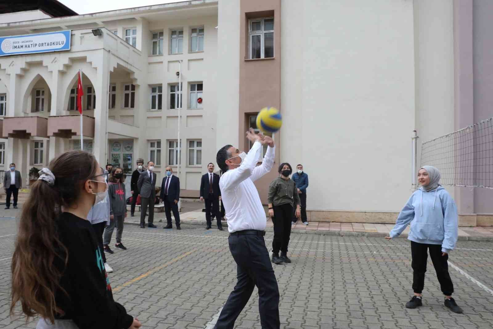 Vali Atay, öğrencilerle voleybol oynadı #duzce