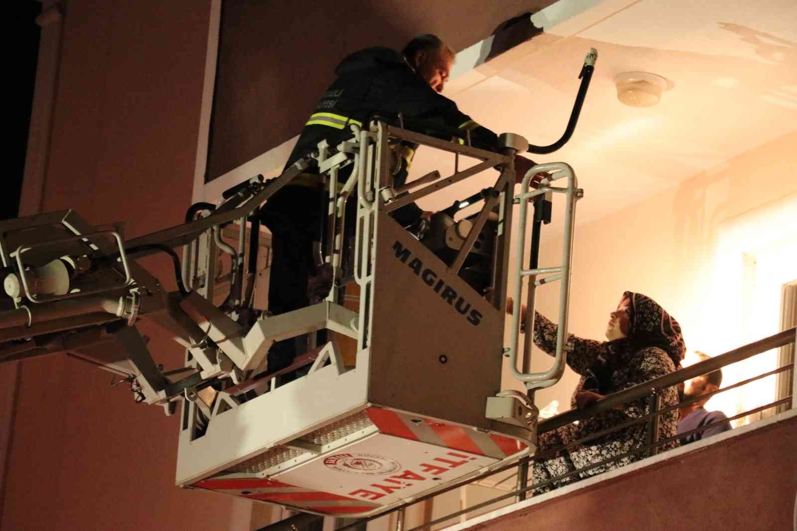 Apartman yangınında mahsur kalan 2’si bebek 14 kişi merdivenli araçla kurtarıldı #kocaeli