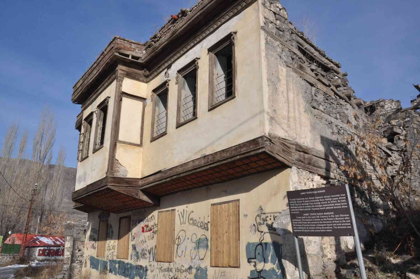 Tarihi Ahmet Tevfik Paşa Konağı’nın 4 duvarı kaldı #kars