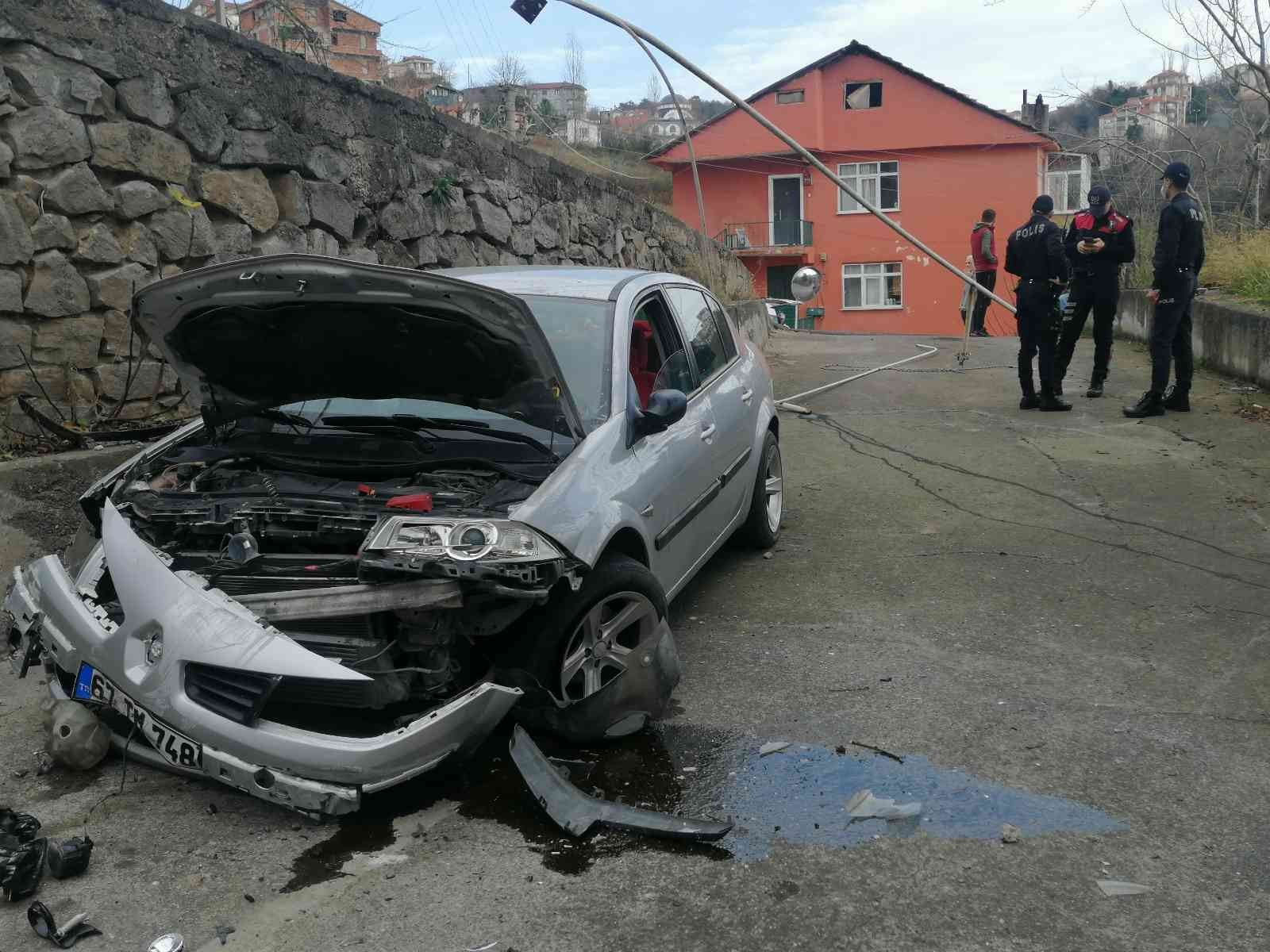 Otomobil bahçeye uçtu: 1 yaralı #zonguldak