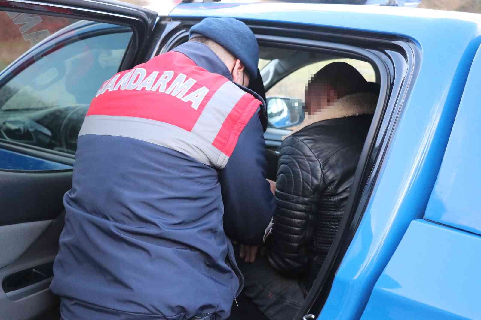 Alkollü sürücü ruhsatsız tüfekle görevden dönen polislere yakalandı #bolu