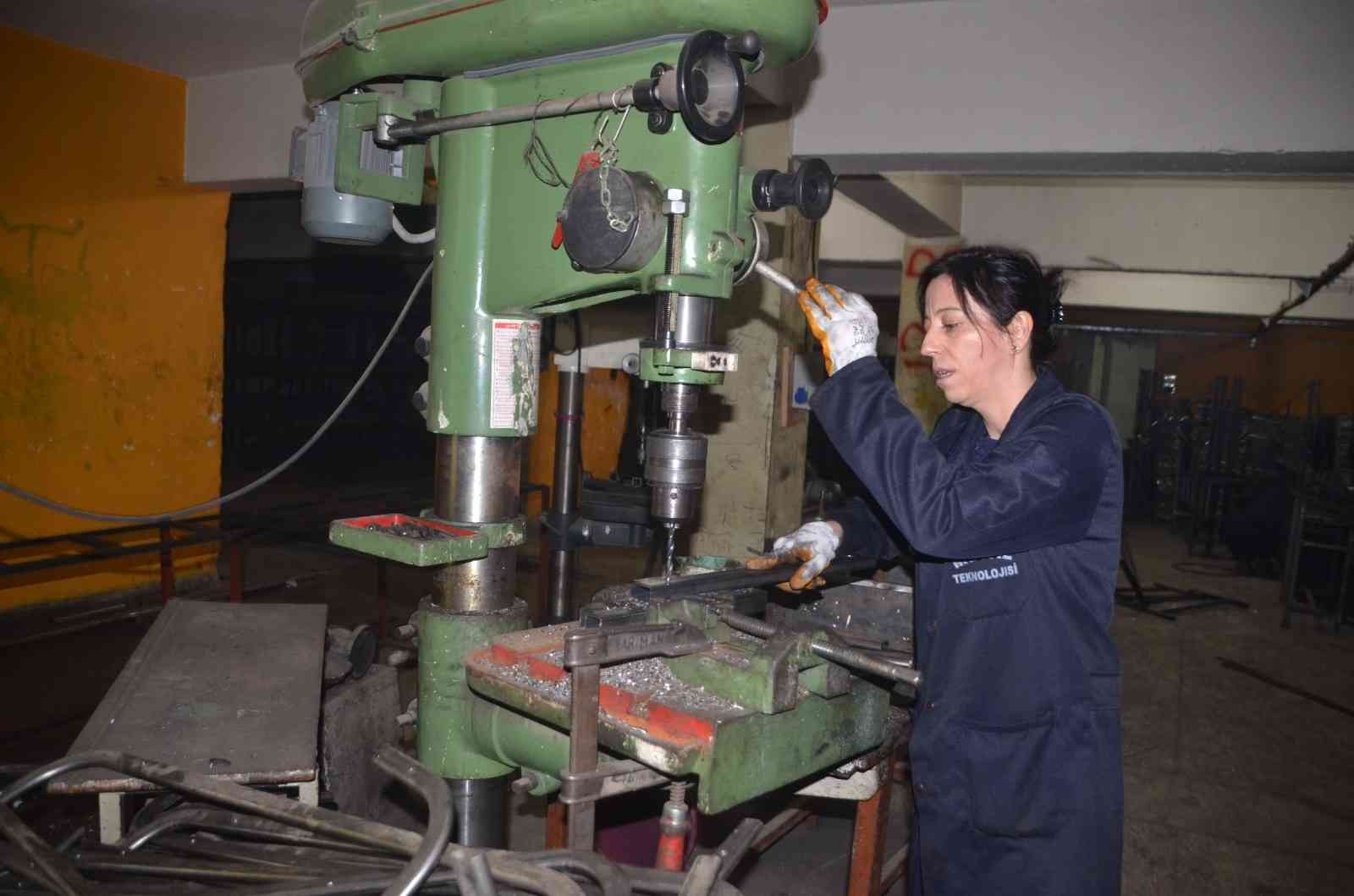 Kadın öğretmen yaptığı kaynakla erkeklere taş çıkarıyor #mus