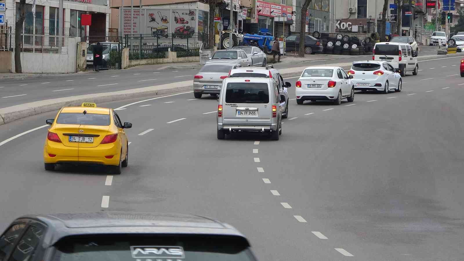 Pendik’te otomobil çarptığı kadının metrelerce sürüklendiği anlar kamerada #istanbul