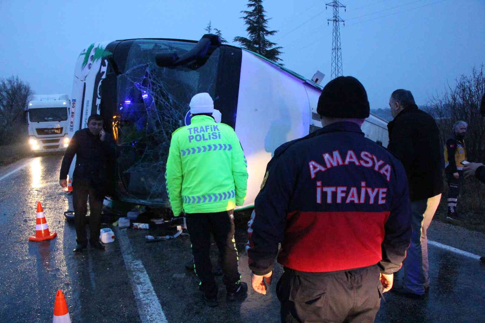 Amasya’da yolcu otobüsü devrildi: 1 ölü, 19 yaralı #amasya