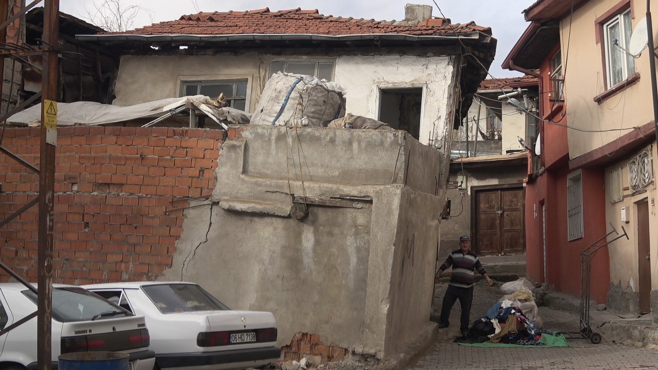 Bu mahallede yıkılmaya yüz tutan metruk binalar tehlike saçıyor #cankiri