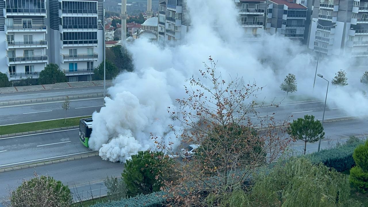Egzoz dumanı Antalya yolunda ulaşımı aksattı #denizli